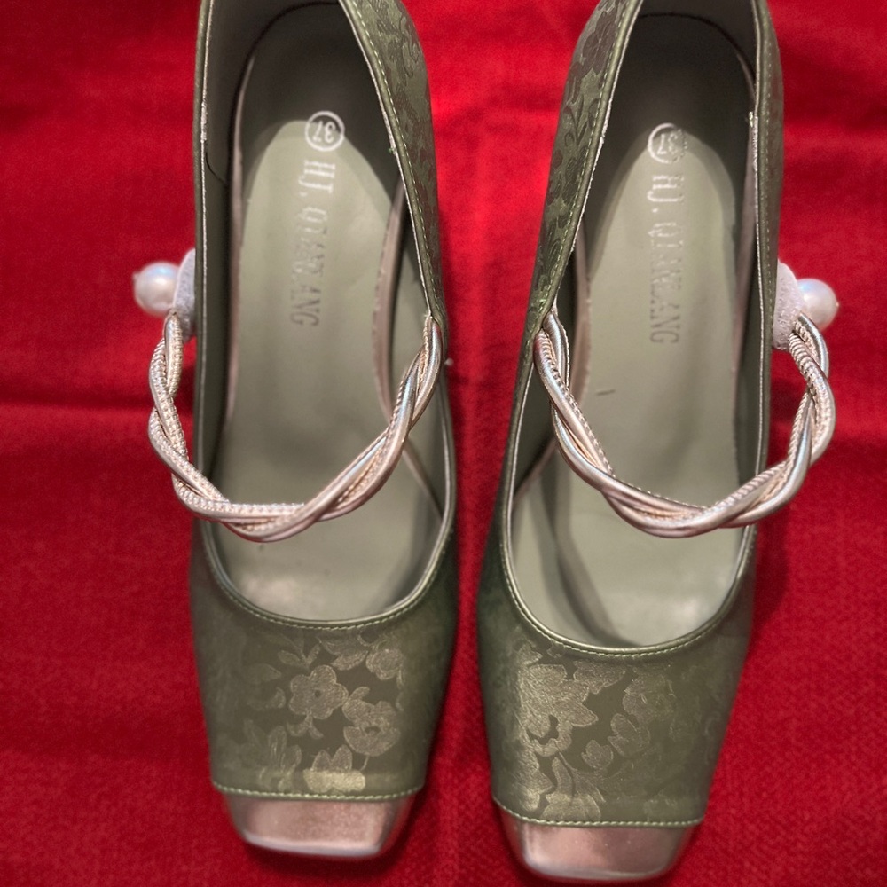 Unusual dress shoes. Green w/gold accents.size 37(6.5).  Never worn.